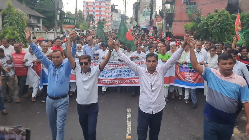  শরীয়তপুর জেলা যুবদলের নতুন কমিটি ঘোষণার পর শহরে আনন্দ মিছিল করেন নেতাকর্মীরা।